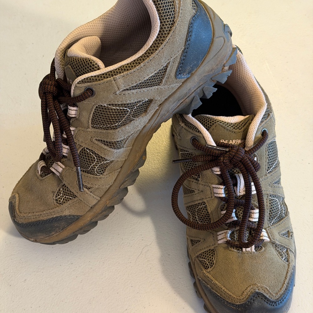 Bearpaw OLYMPUS Hiking Shoes – Women’s Size 7 – Taupe & Ivory